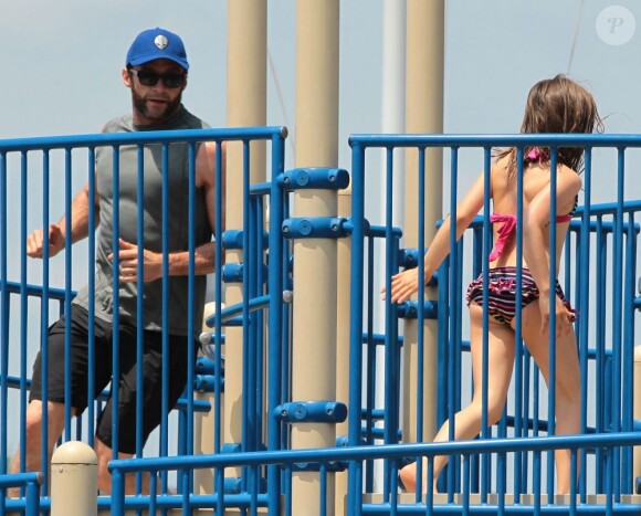 Hugh Jackman s'éclatent avec sa fille Ava au parc Riverside de New York, le 2 Juin 2013.