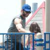 Hugh Jackman s'amuse avec sa fille Ava au parc Riverside de New York, le 2 Juin 2013.