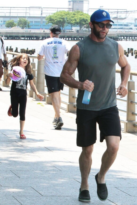 Hugh Jackman avec Ava au parc Riverside de New York, le 2 Juin 2013.