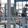Hugh Jackman s'amuse dans les jeux avec sa fille au parc Riverside de New York, le 2 Juin 2013.