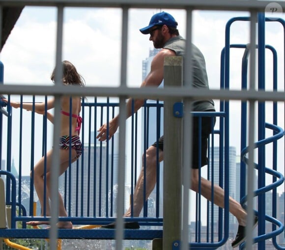 Hugh Jackman joue avec sa fille au parc Riverside de New York, le 2 Juin 2013.
