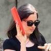 Irina Shayk se cache derrière son iPad à New York, le 2 juin 2013.
