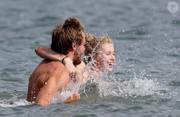 Ireland Baldwin et son petit ami Slater Trout s'amusent dans l'eau à Hawaii, le 1er juin 2013.