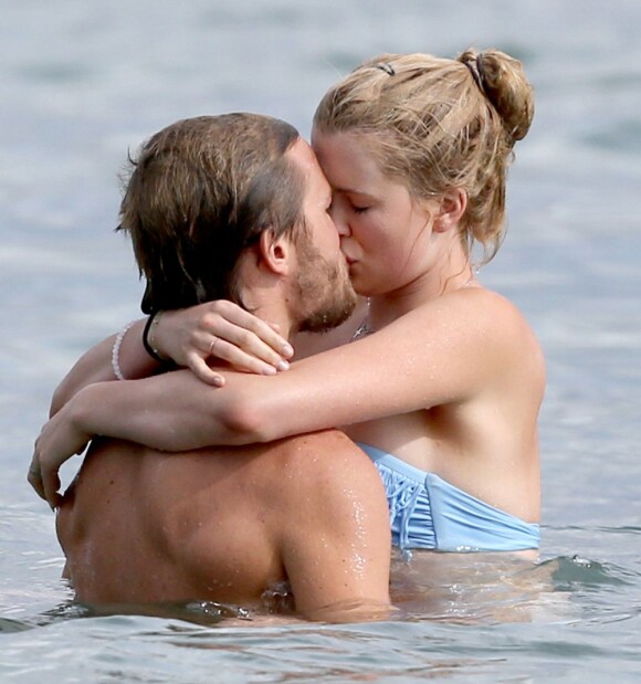 Ireland Baldwin et son petit ami Slater Trout à Hawaii, le 1er juin 2013.