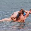 Ireland Baldwin et son petit ami Slater Trout sur une plage à Hawaii, le 1er juin 2013.