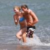 Ireland Baldwin et son petit ami Slater Trout sur une plage à Hawaii, le 1er juin 2013.