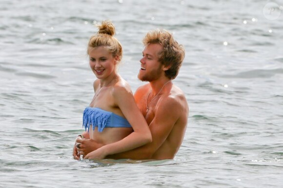 Ireland Baldwin et son petit ami Slater Trout, amoureux à Hawaii, le 1er juin 2013.