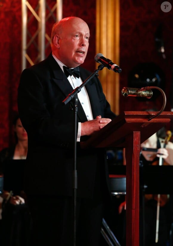 Julian Fellowes lors d'une réception pour le Royal National Institute of Blind People présidée le 3 juin 2013 au palais Saint James par la reine Elizabeth II, à la veille de la célébration des 60 ans de son couronnement en l'abbaye de Westminster.