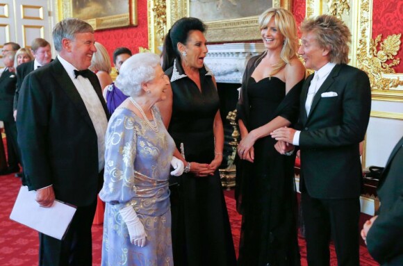 Rod Stewart et son épouse Penny Lancaster salués par la reine Elizabeth II, marraine du Royal National Institute of Blind People, qui présidait le 3 juin 2013 une réception pour cette association au palais Saint James, à Londres, à la veille de la célébration des 60 ans de son couronnement en l'abbaye de Westminster.