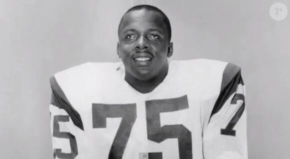 Deacon Jones, considéré comme l'un des meilleurs défenseurs de l'histoire de la NFL, est décédé à l'âge de 74 ans le 3 juin 2013