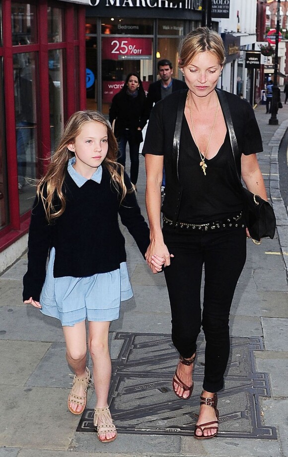 Le mannequin Kate Moss et sa fille Lila se promènent à Londres le 6 juin 2013