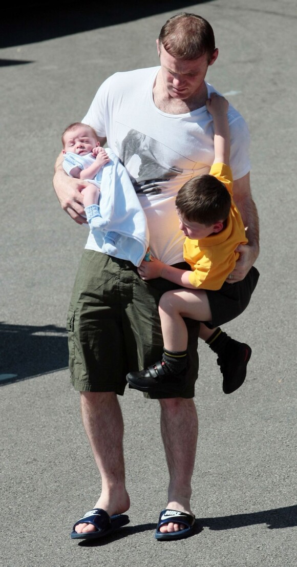 Wayne Rooney avec ses deux garçons, Kai et le petit Klay, le 4 juin 2013 à Alderley Edge, lors d'une sortie shopping avec sa femme Coleen