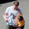 Wayne Rooney était accompagné de ses deux garçons, Kai et le petit Klay, le 4 juin 2013 à Alderley Edge, lors d'une sortie shopping avec sa femme Coleen