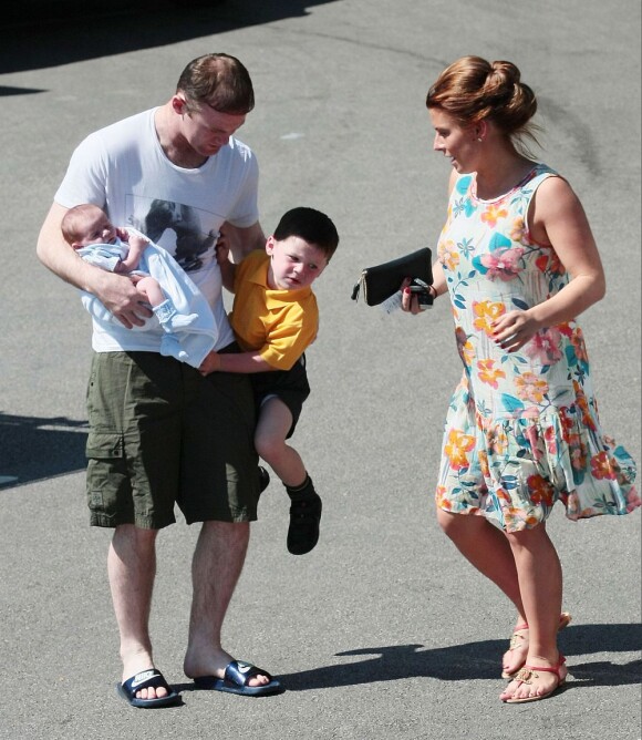 Wayne Rooney pourvait compter sur son épouse Coleen pour s'occuper de son garçon Kai, qui voulait prendre place dans était accompagné de ses deux garçons, Kai et le petit Klay, le 4 juin 2013 à Alderley Edge, lors d'une sortie shopping