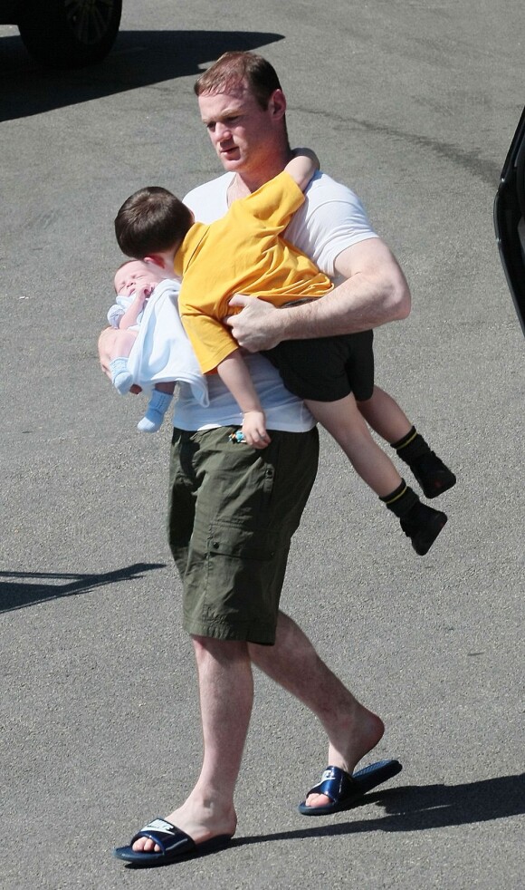 Wayne Rooney voyait son petit garçon Kai portait un regard attendrissant sur son petit frère Klay, le 4 juin 2013 à Alderley Edge, lors d'une sortie shopping avec sa femme Coleen