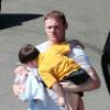 Wayne Rooney, papa câlin avec ses deux garçons, Kai et le petit Klay, le 4 juin 2013 à Alderley Edge, lors d'une sortie shopping avec sa femme Coleen