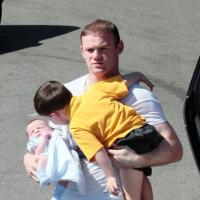 Wayne Rooney : Papa attentionné avec son petit Klay, Kai en grand-frère jaloux