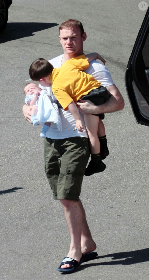 Wayne Rooney, papa câlin avec ses deux garçons, Kai et le petit Klay, le 4 juin 2013 à Alderley Edge, lors d'une sortie shopping avec sa femme Coleen