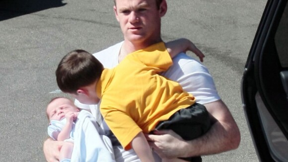 Wayne Rooney : Papa attentionné avec son petit Klay, Kai en grand-frère jaloux