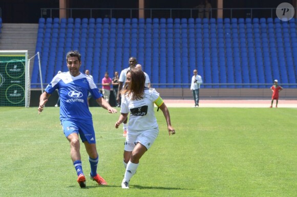 Amel Bent face à Ary Abittan au match de gala au profit de l'association Al Karam à Marrakech, le 7 juin 2013.