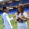 Jamel Debbouze et Amel Bent se congratulent au match de gala au profit de l'association Al Karam à Marrakech, le 7 juin 2013.