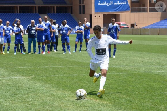Jamel Debbouze au penalty au match de gala au profit de l'association Al Karam à Marrakech, le 7 juin 2013.