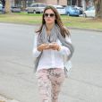 La stylée Alessandra Ambrosio accompagnée de sa fille Anja et son fiancé Jamie Mazur le 8 juin 2013 en balade à Santa Monica