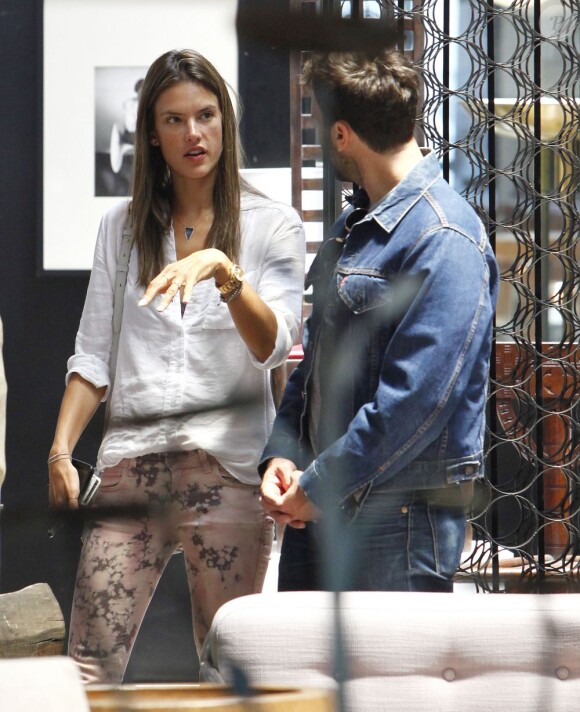 Alessandra Ambrosio fait du shopping accompagnée de sa fille Anja et son fiancé Jamie Mazur le 8 juin 2013