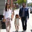 Alessandra Ambrosio accompagnée de sa fille Anja et son fiancé Jamie Mazur le 8 juin 2013 en balade à Santa Monica