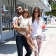 Alessandra Ambrosio accompagnée de sa fille Anja et son fiancé Jamie Mazur le 8 juin 2013 en balade à Santa Monica
