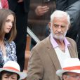 Jean-Paul Belmondo et sa petite fille Annabelle assistent au 8e sacre de Rafael Nadal lors des Internationaux de France à Roland Garros à Paris le 9 juin 2013.