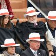 Jean-Paul Belmondo et sa petite fille Annabelle assistent sous la pluie au 8e sacre de Rafael Nadal lors des Internationaux de France à Roland Garros à Paris le 9 juin 2013.