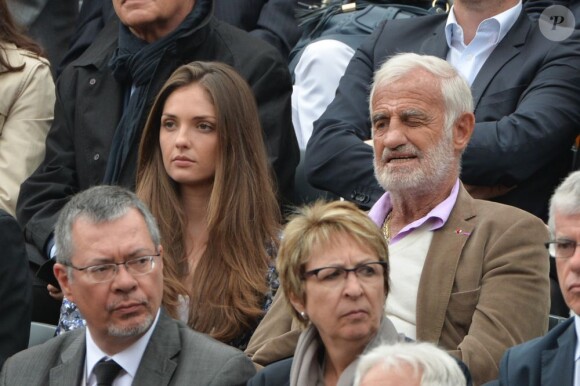 L'acteur Jean-Paul Belmondo et sa petite fille Annabelle assistent au 8e sacre de Rafael Nadal lors des Internationaux de France à Roland Garros à Paris le 9 juin 2013.