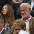 Jean-Paul Belmondo et sa petite fille Annabelle assistent au 8e sacre de Rafael Nadal lors des Internationaux de France à Roland Garros à Paris le 9 juin 2013.