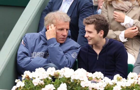 Patrick Poivre D'Arvor et son fils François assistent au 8e sacre de Rafael Nadal lors des Internationaux de France à Roland Garros à Paris, le 9 juin 2013.