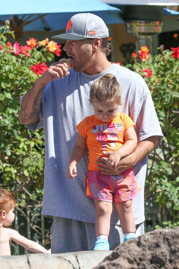 Kevin Federline avec sa fille Jordan à Calabasas Commons à Los Angeles, le 9 juin 2013.