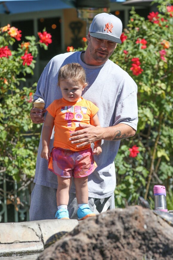 Kevin Federline et sa chérie Victoria Price se sont promenés avec leur fille Jordan à Calabasas Commons à Los Angeles, le 9 juin 2013.
