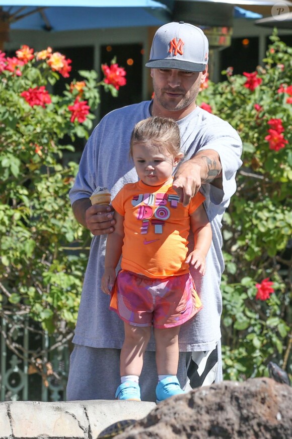 Kevin Federline et sa chérie Victoria Price se sont promenés avec leur fille Jordan à Calabasas Commons à Los Angeles, le 9 juin 2013.