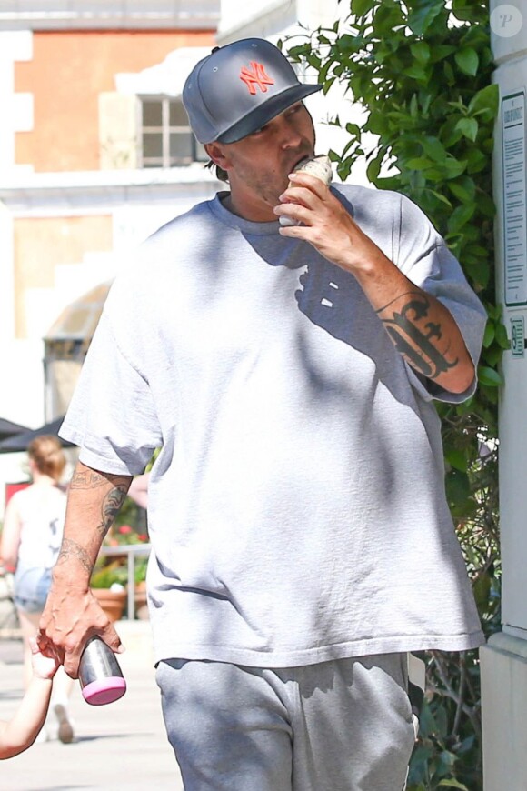 Kevin Federline et sa chérie Victoria Price se sont promenés avec leur fille Jordan à Calabasas Commons à Los Angeles, le 9 juin 2013.