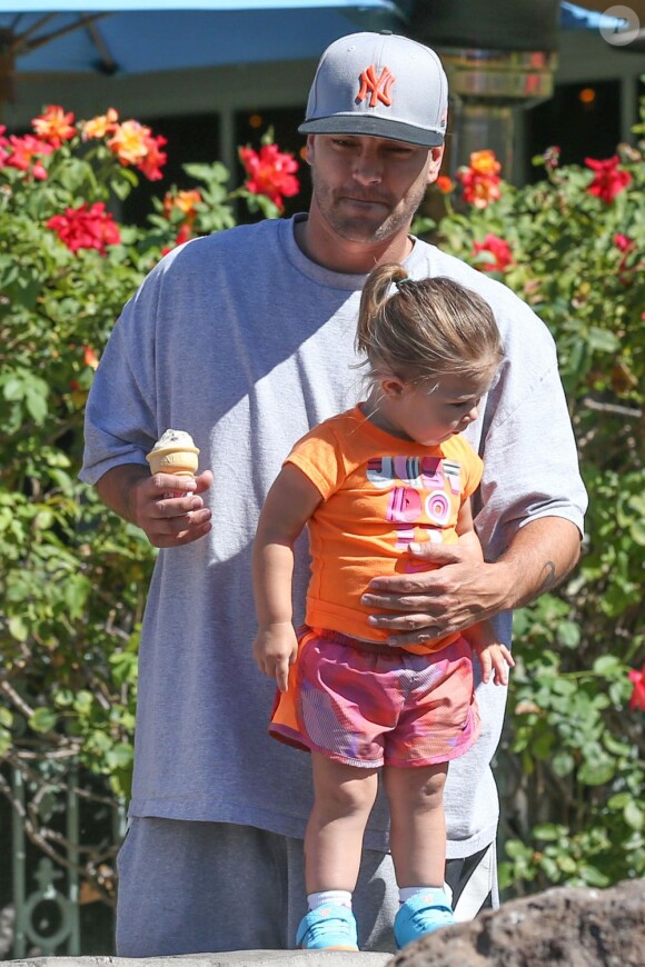 Kevin Federline et sa chérie Victoria Price se sont promenés avec leur fille Jordan à Calabasas Commons à Los Angeles, le 9 juin 2013.
