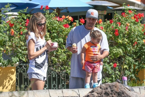Kevin Federline et sa chérie Victoria Price se sont promenés avec leur fille Jordan, qui observe une tortue, à Calabasas Commons à Los Angeles, le 9 juin 2013.
