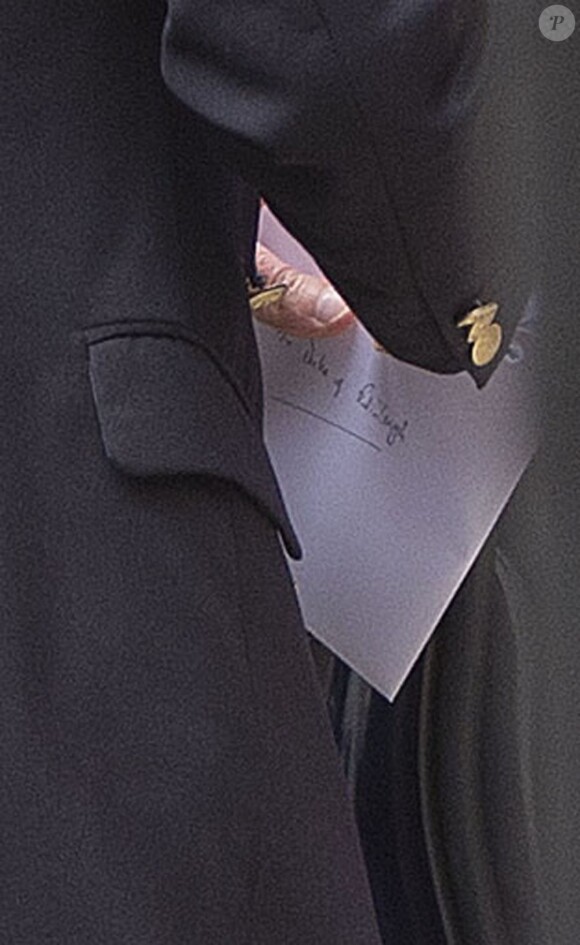 Le prince Edward, comte de Wessex, apportant une carte d'anniversaire à l'attention du duc d'Edimbourg, a rendu visite à son père le prince Philip à la clinique de Londres le jour de son 92e anniversaire, le 10 juin 2013. Le duc d'Edimbourg y avait été admis le 6 juin et opéré le 7, subissant une chirurgie abdominale exploratoire. Sa durée d'hospitalisation est estimée à deux semaines, sa convalescence à deux mois.