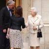 Elizabeth II a rendu visite à son époux le prince Philip à la clinique de Londres le jour de son 92e anniversaire, le 10 juin 2013. Le duc d'Edimbourg y avait été admis le 6 juin et opéré le 7, subissant une chirurgie abdominale exploratoire. Sa durée d'hospitalisation est estimée à deux semaines, sa convalescence à deux mois.