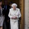 Elizabeth II a rendu visite à son époux le prince Philip à la clinique de Londres le jour de son 92e anniversaire, le 10 juin 2013. Le duc d'Edimbourg y avait été admis le 6 juin et opéré le 7, subissant une chirurgie abdominale exploratoire. Sa durée d'hospitalisation est estimée à deux semaines, sa convalescence à deux mois.