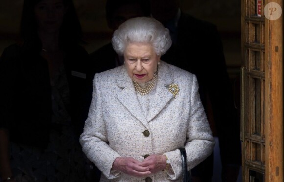 La reine Elizabeth II a rendu visite à son époux le prince Philip à la clinique de Londres le jour de son 92e anniversaire, le 10 juin 2013. Le duc d'Edimbourg y avait été admis le 6 juin et opéré le 7, subissant une chirurgie abdominale exploratoire. Sa durée d'hospitalisation est estimée à deux semaines, sa convalescence à deux mois.