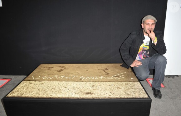 Cristobal Diaz et son oeuvre l'enfant sauvage lors du vernissage de l'exposition L'Echappee Belle qui se tient au Grand Palais, le 11 juin 2013 à Paris
