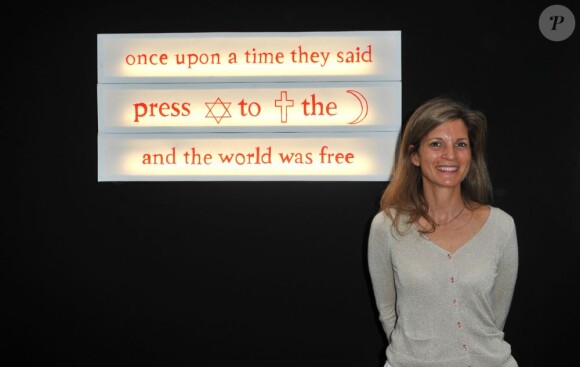 Sara Badr-Schmidt et son oeuvre Press star to cross the moon lors du vernissage de l'exposition L'Echappee Belle qui se tient au Grand Palais, le 11 juin 2013 à Paris