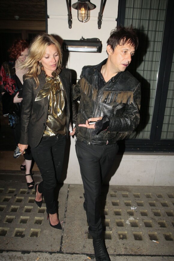 Kate Moss et son mari Jamie Hince lors d'une sortie à Londres le 11 juin 2013