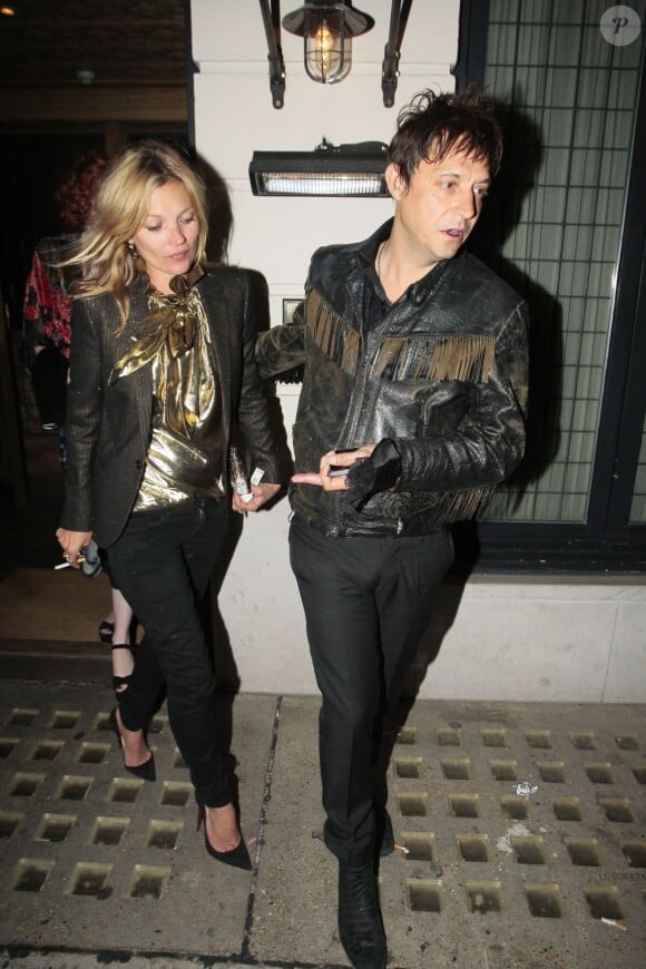 Kate Moss qui fait profil bas et son mari Jamie Hince lors d'une sortie à Londres le 11 juin 2013
