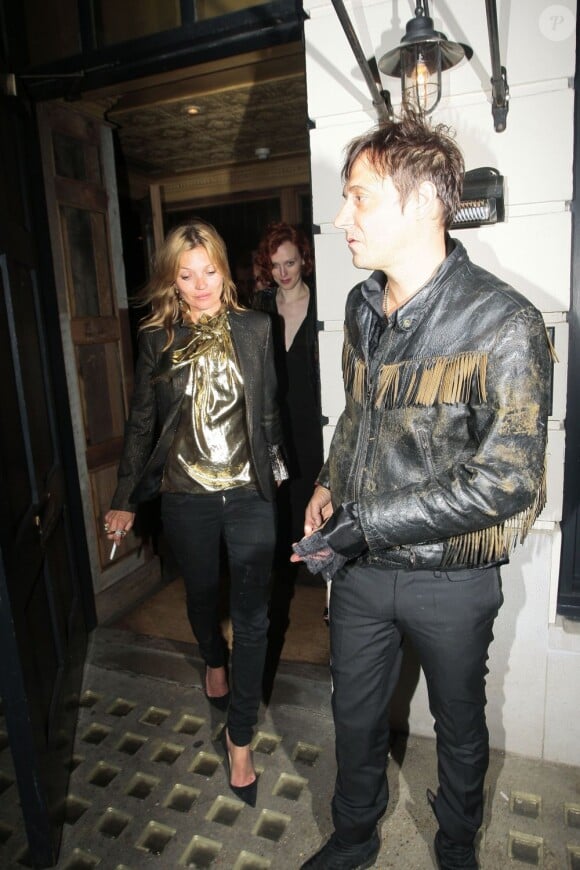 Kate Moss et son mari, le musicien Jamie Hince lors d'une sortie à Londres le 11 juin 2013